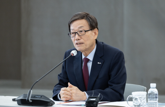 윤진식 한국무역햅회 회장이 27일 서울 삼성동 트레이드센터에서 열린 출입기자 간담회에서 발언을 하고 있다. 무협 제공